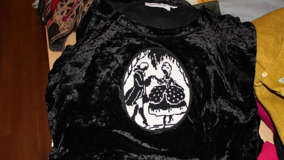 Her er der sydd på et nydelig strameibroderi.