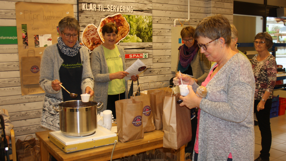 Ingrid Træet deler ut smaksprøver