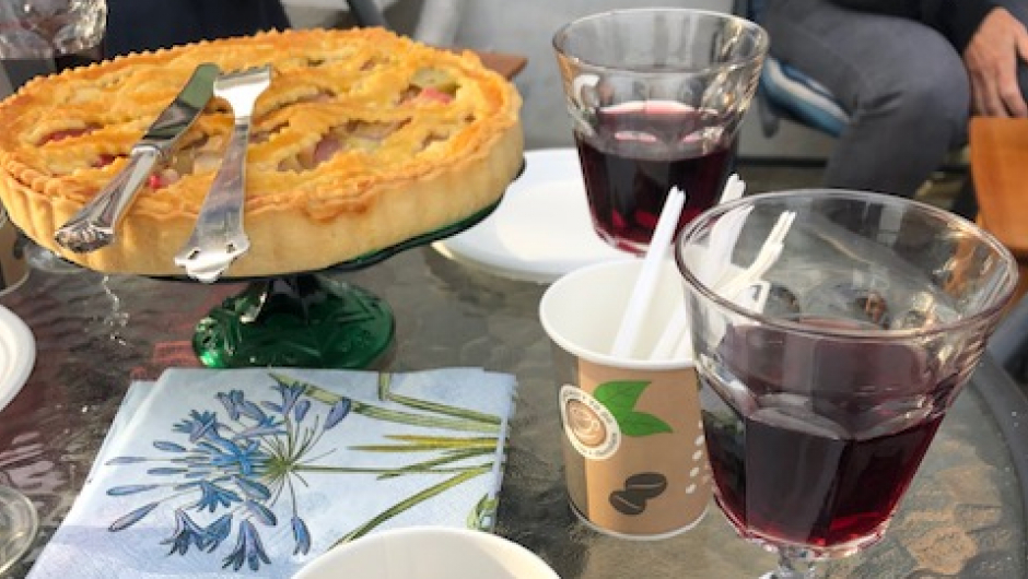 Rabarbrapai og bålkaffe, og et lite glass heimlaga druevin - kortreist mat hos Liv og Georg!