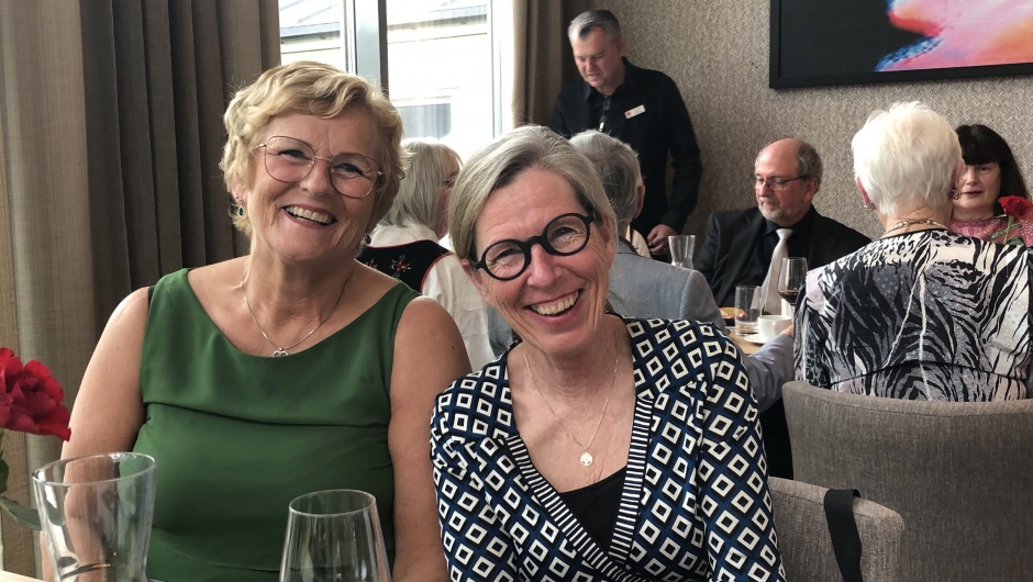 To som kom med gratulasjonar,- Liv Borghild Hildre og Cesilie Aurbakken. To som kom med gratulasjonar,- Liv Borghild Hildre og Cesilie Aurbakken.