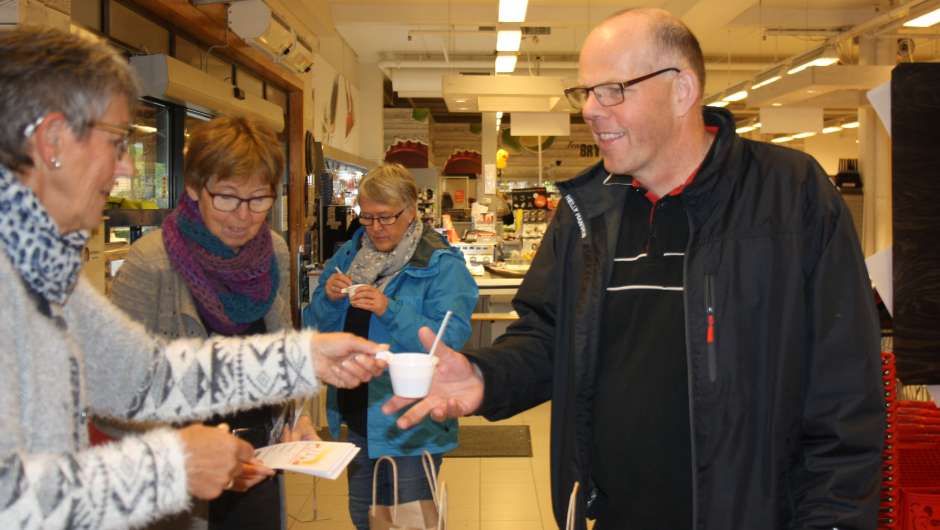 Ingrid Træe serverer Odd Sverre Larsen suppe. Toril Lyngvær, Ellen Rydland . .