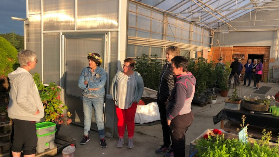 Brit forteller om bokashi-kompostering i veksthusveggen ved gamle Hammer Gartneri