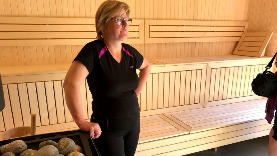 Kristin i den vedfyrte saunaen. Kristin i den vedfyrte saunaen.