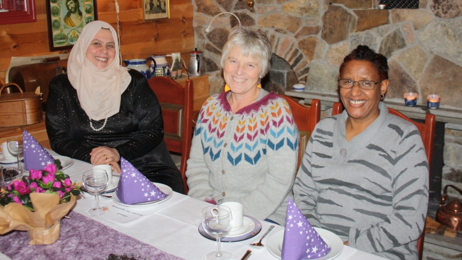 Aase Rygg Nøttveit hadde med seg to av våre nye innbyggjarar,ei frå Eritrea og ei frå Syria