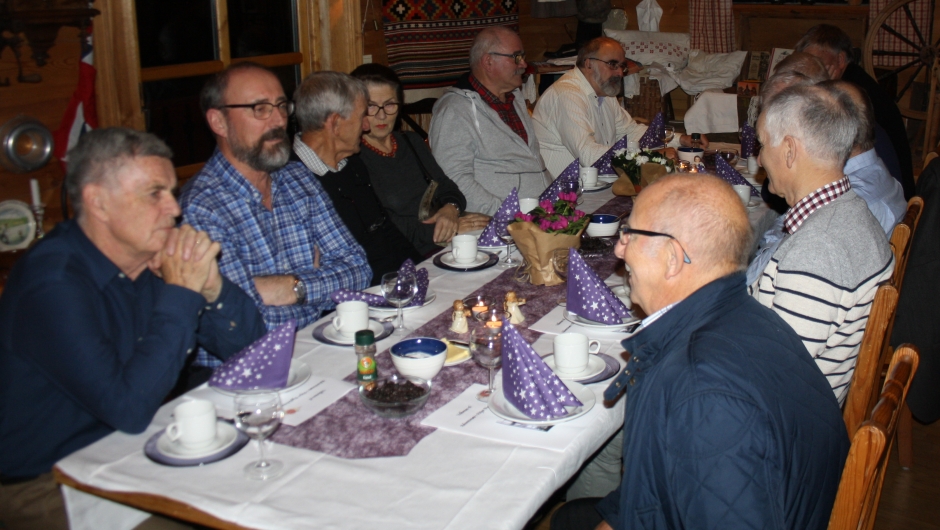 Mennene våre er flinke å stilla opp på adventmøtene våre., men dei vil ha sitt eget "mannebord" og der går praten lvleg.