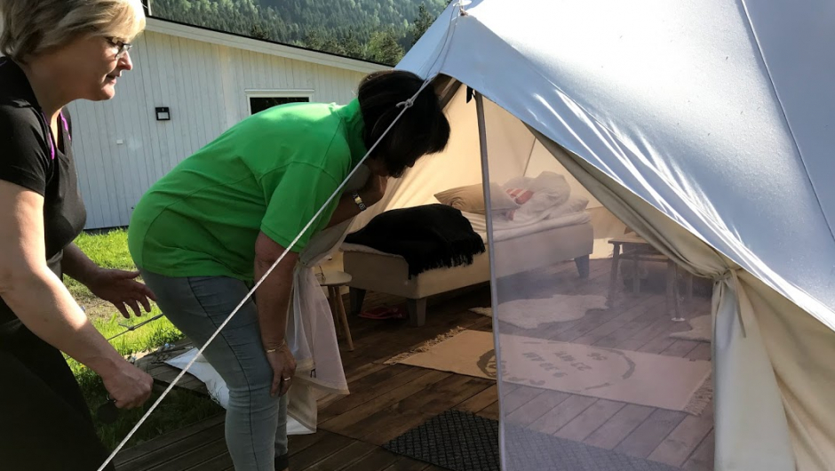 Delige senger og tepper inne i telta. Delige senger og tepper inne i telta.