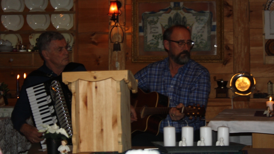 Fint med musikk til sangane me synger, Rasmus Fitjar på trekkspel og Kjell Håvik på gitar.