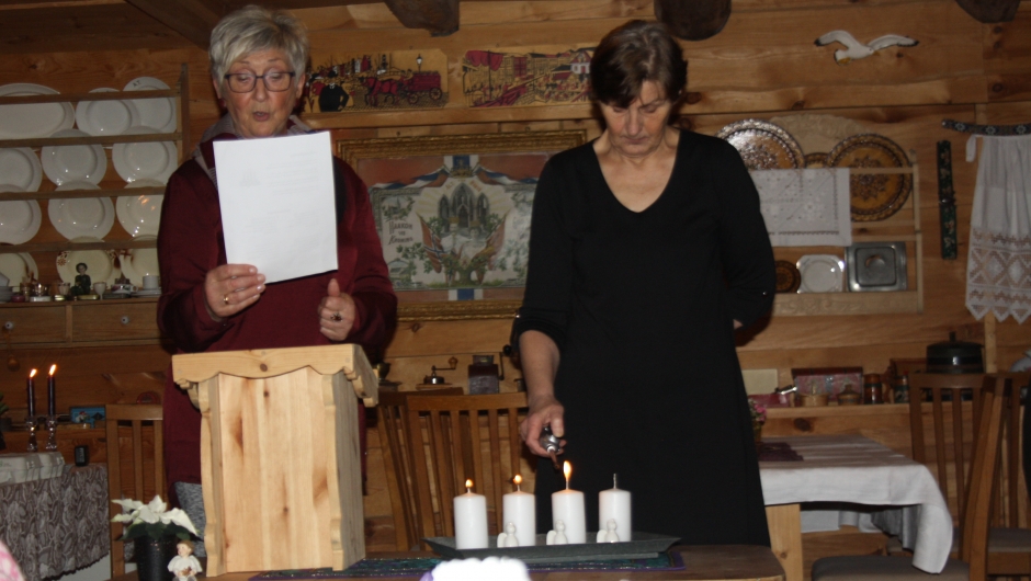 LilliAnn leste fire advent vers,som Muri har skrevet, Britt tente fire lys.