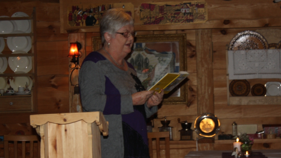 Solfrid Sandvik leste kjekke forteljingar frå boka "Heimbygd "