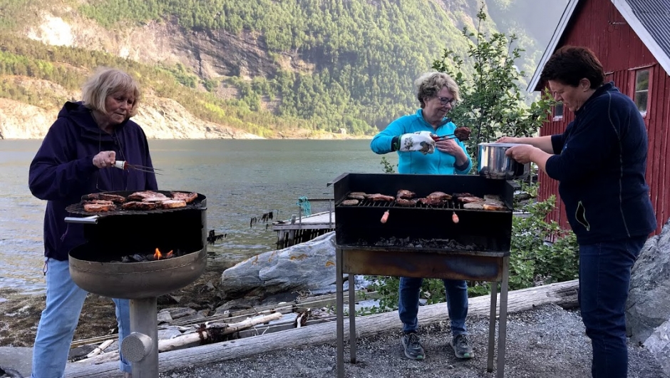 Grillgjengen i aksjon,- Nelly, Eva og Mette Marie. Grillgjengen i aksjon,- Nelly, Eva og Mette Marie.