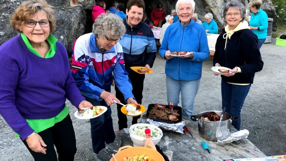 Svoltne damer forsyner seg! Svoltne damer forsyner seg!