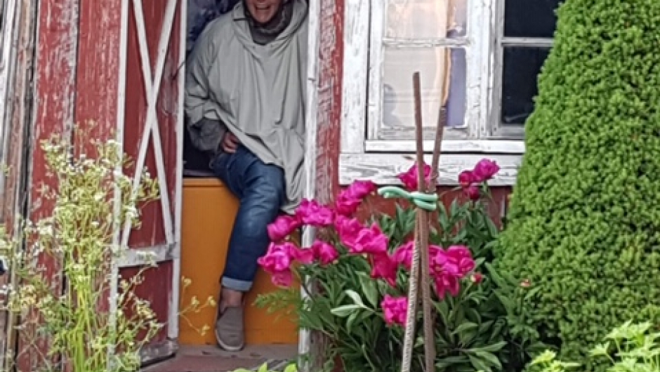 Brits utedo måtte prøves - nostalgi! Og utenfor gror peonene godt...