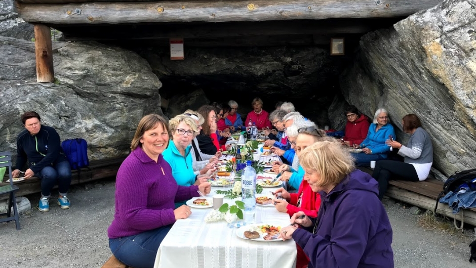 Her kosar vi oss med god mat og varme klede. Her kosar vi oss med god mat og varme klede.