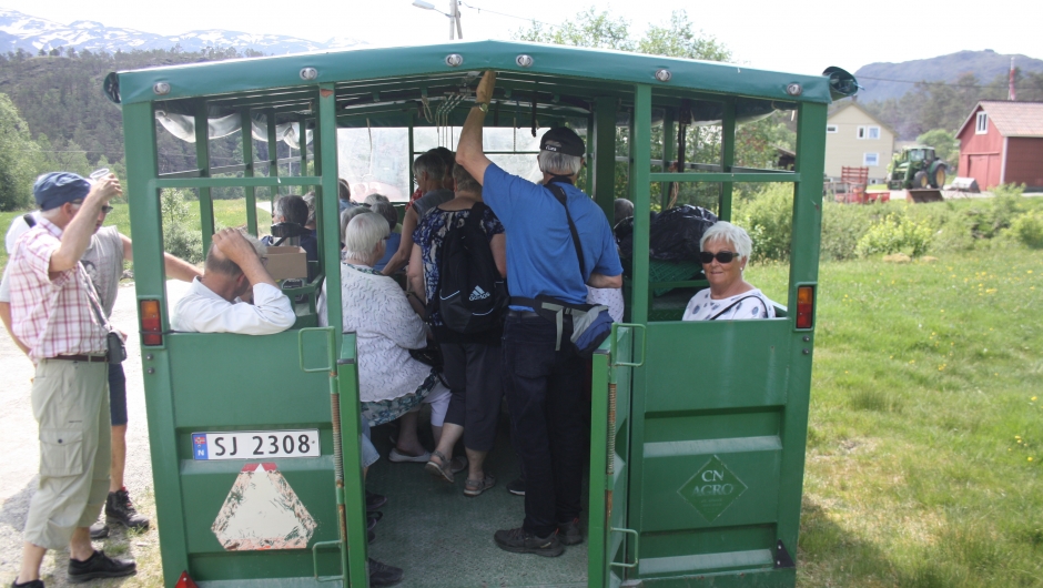 Traktor og kjerre som tok 28 passasjerer, drog oss opp til garden Eikemo