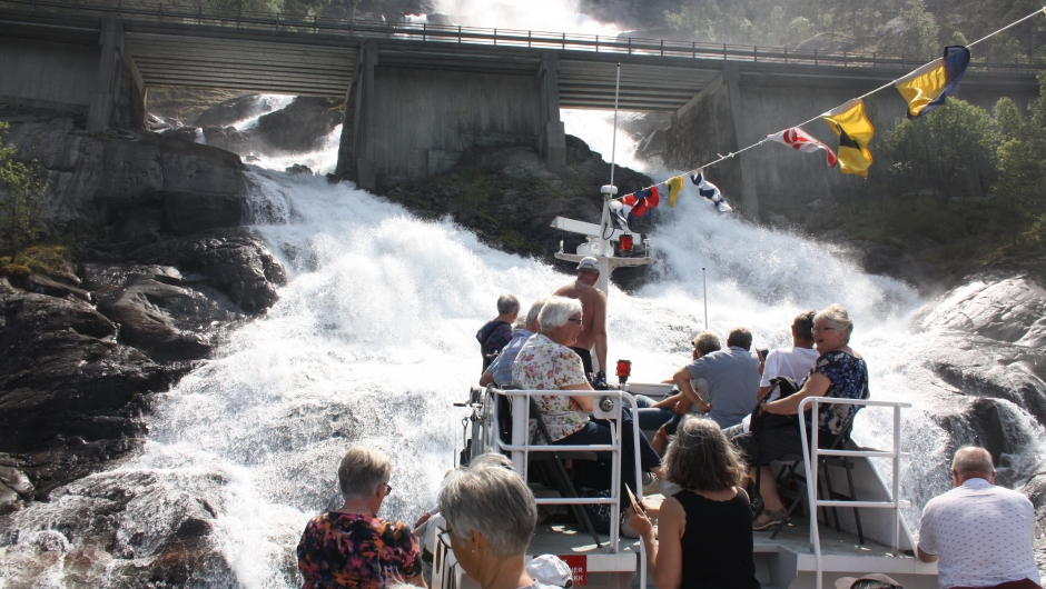 Heilt inntil fossen.