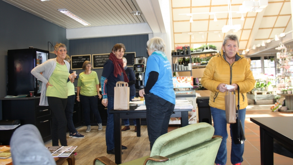 Mang var innom for å få ein smaksprøve.