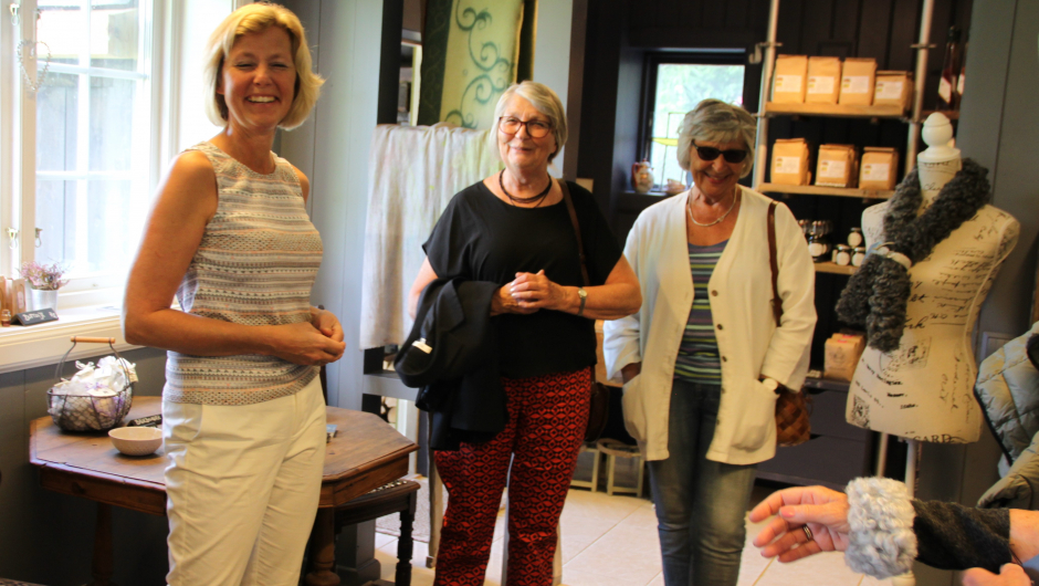 I gårdbutikken på Helgum gård; Elisabeth Gaarder, Bitten Nesbakken og Anne Marie Bjerke-Egge fra venstre. I gårdbutikken på Helgum gård; Elisabeth Gaarder, Bitten Nesbakken og Anne Marie Bjerke-Egge fra venstre.