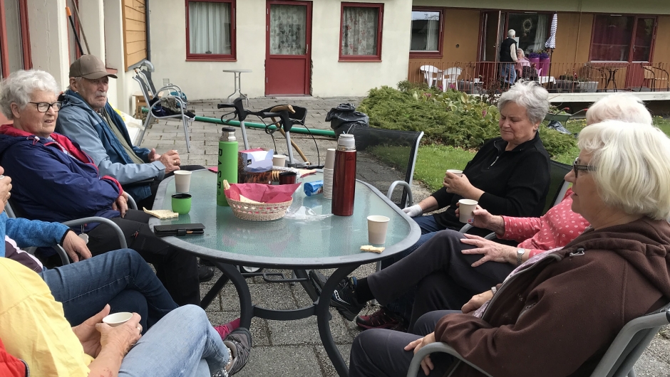 Veret var bra, så det vart koseleg kaffistund. Veret var bra, så det vart koseleg kaffistund.