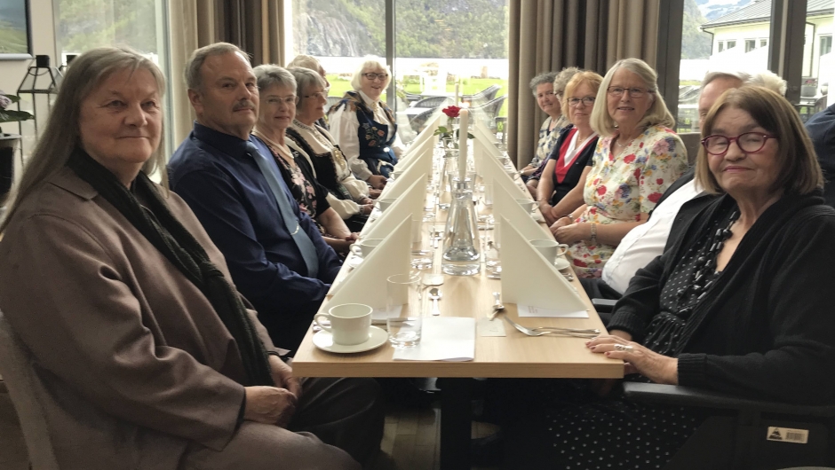 Ventar spent på maten. Ventar spent på maten.