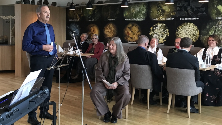 Svein Ove med mannfolka sitt syn på Bondekvinnelaget i 1932. Svein Ove med mannfolka sitt syn på Bondekvinnelaget i 1932.