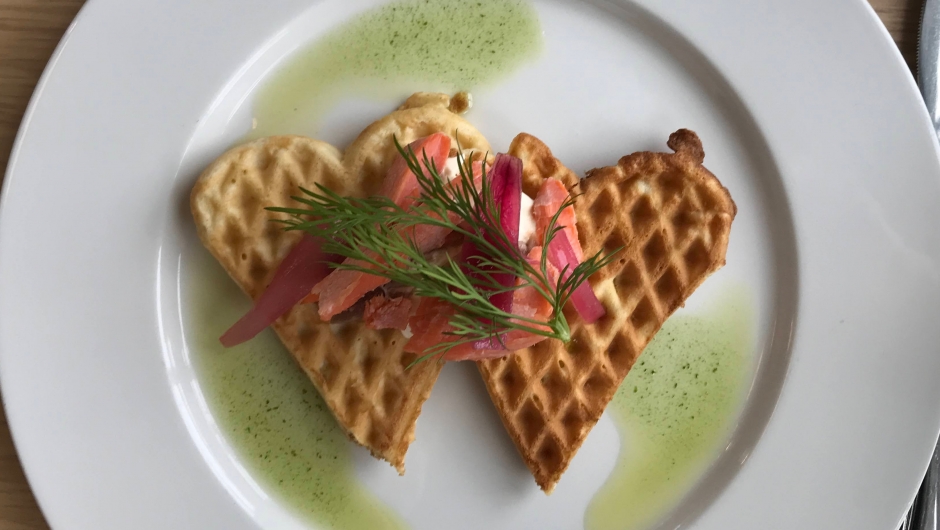 Forrett: Kortreist ørret på potevaffel. Nam, nam! Forrett: Kortreist ørret på potevaffel. Nam, nam!