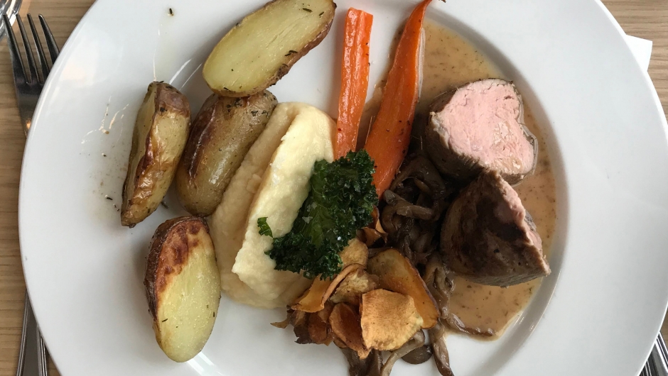 Langtidssteikt kalvesteik med mykje godt attåt. Langtidssteikt kalvesteik med mykje godt attåt.