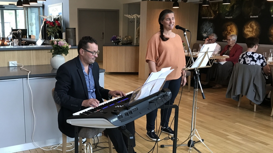 Musikarar i særklasse,- Petter Lingaas og Kari Anne Vikene. Musikarar i særklasse,- Petter Lingaas og Kari Anne Vikene.