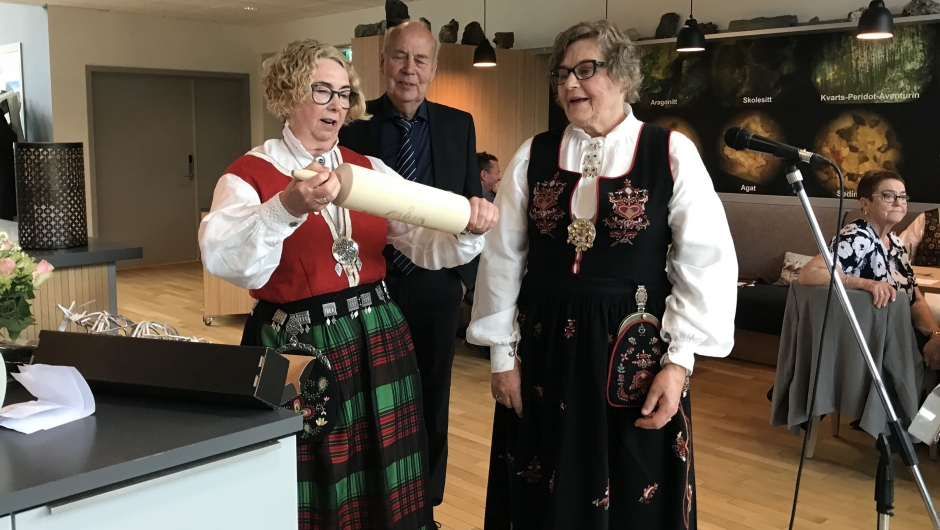 Overrekking av kjevle og blomster til Solveig og Steinar. Overrekking av kjevle og blomster til Solveig og Steinar.