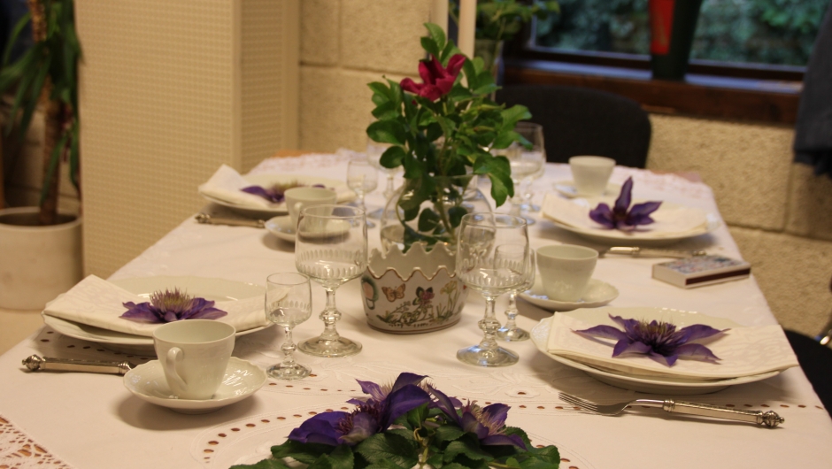 Bittens middagsfestbord med klematis Bittens middagsfestbord med klematispynt