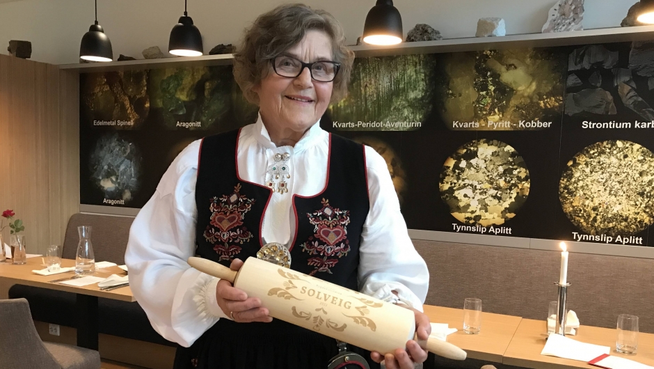 Kjevle til Solveig for 50 år i laget. Kjevle til Solveig for 50 år i laget.