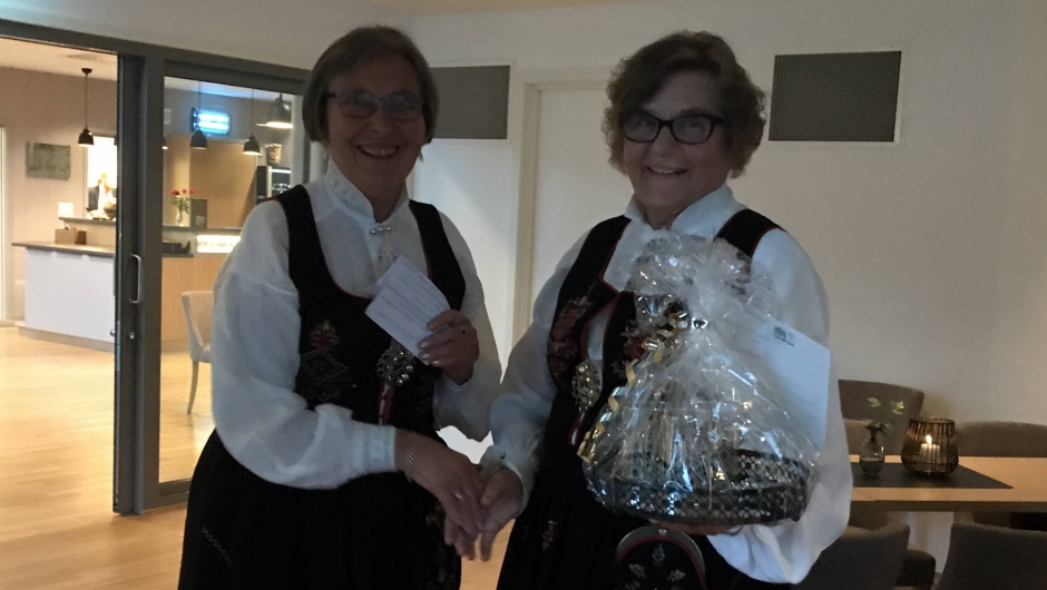 Ragnhild Giskemo frå Ørskog Bygdekvinnelag gratulerte også. Ragnhild Giskemo frå Ørskog Bygdekvinnelag gratulerte også.