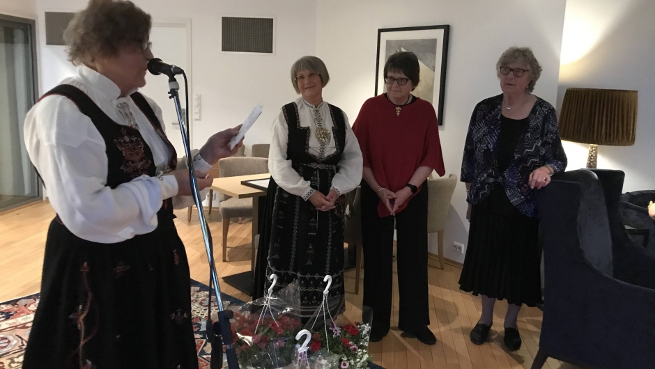 Blomster og fine ord til Petra, Sunneva og Jorunn. Blomster og fine ord til Petra, Sunneva og Jorunn.