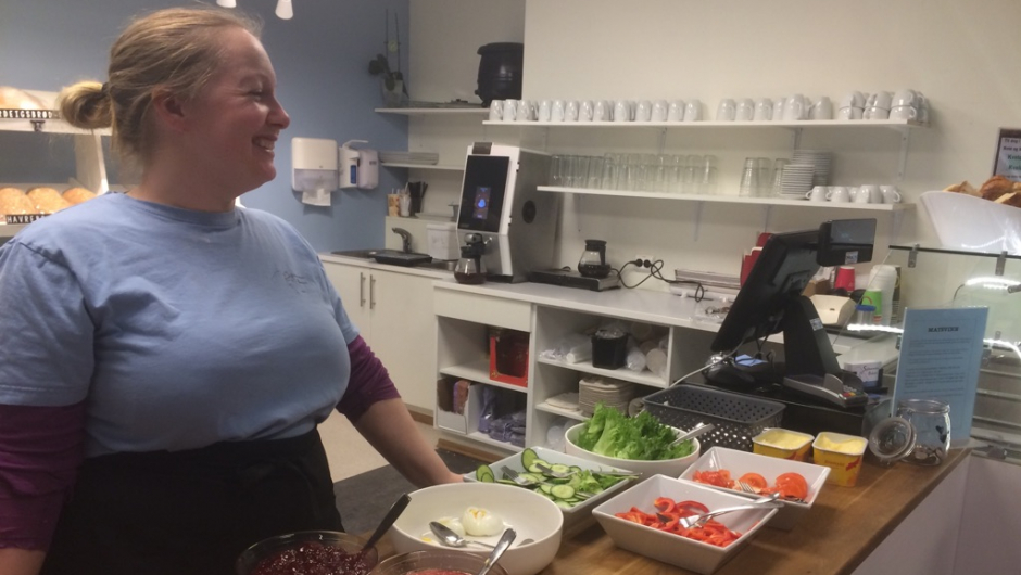 Hillevi med god kveldsmat. Hillevi med god kveldsmat.