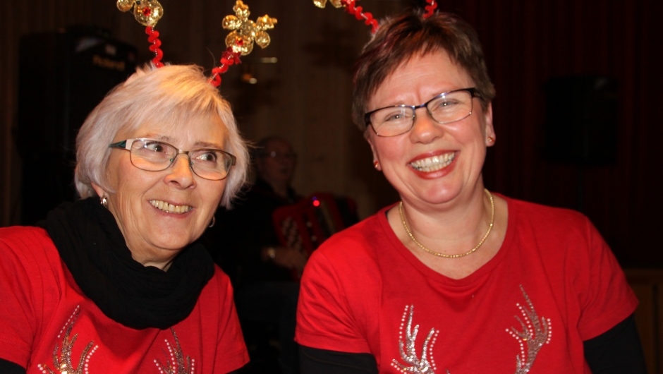 Britt og Inger var loddselgere og hadde "julet" seg litt opp. Britt og Inger var loddselgere og hadde "julet" seg litt opp.