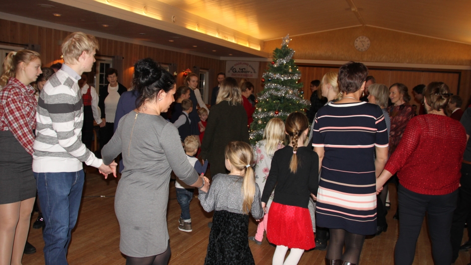 To store ringer ble det rundt juletreet To store ringer ble det rundt juletreet