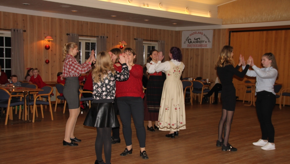 Barne- og ungdomsgruppa til Tingelstadringen danset for oss. Barne- og ungdomsgruppa til Tingelstadringen danset for oss.