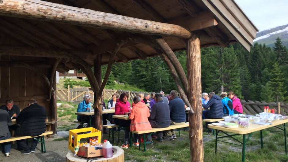 Grillmaten smakar godt. Grillmaten smakar godt.