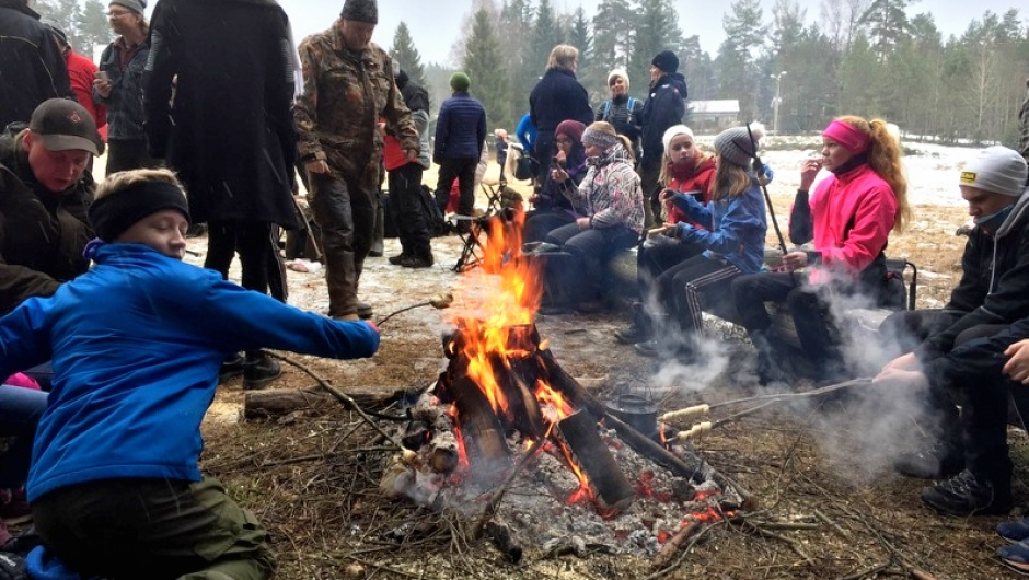 Kos rundt bålet