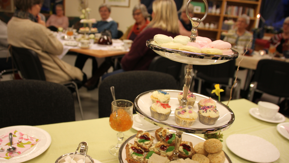 Tradisjonen tro er serveringsfatet i tre etasjer. Tradisjonen tro er serveringsfatet i tre etasjer.