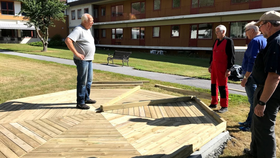 Kommunen støypte eit fundament, og her er golvet kome på plass Kommunen støypte eit fundament, og her er golvet kome på plass.
