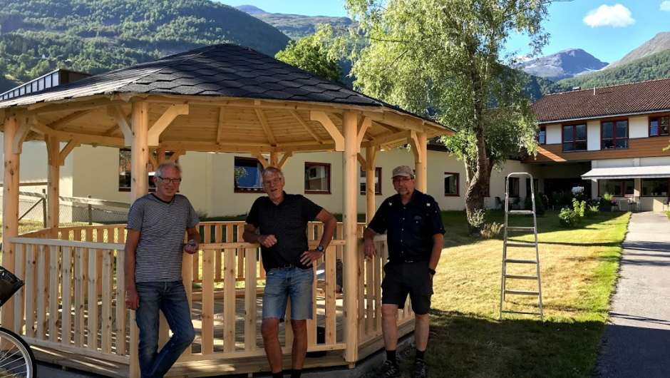 Ferdig med dag 1! - Oddbjørn Kleppe var byggeleiar, Magne og Einar var trottige arbeidarar. Knut Frostad var også med . Ferdig med dag 1! - Oddbjørn Kleppe var byggeleiar, Magne og Einar var trottige arbeidarar. Knut Frostad var også med .