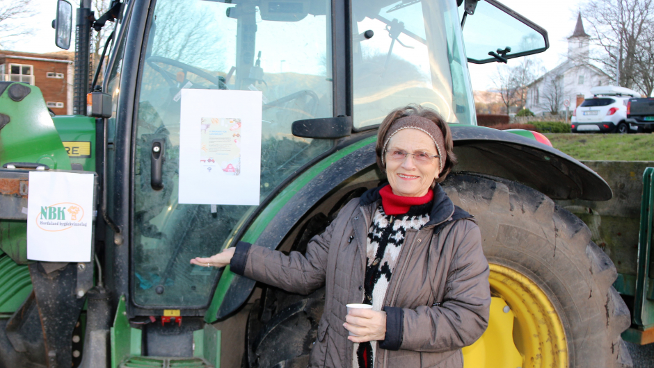 Fra Fitjar sentrum ,Bjørg med traktor. foto: Karvel.