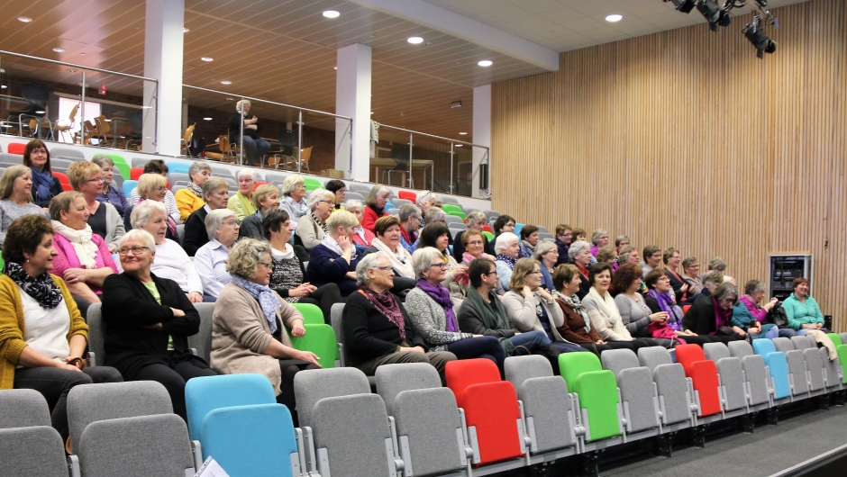 Lyttende bygdekvinner ...Foto Bjørg