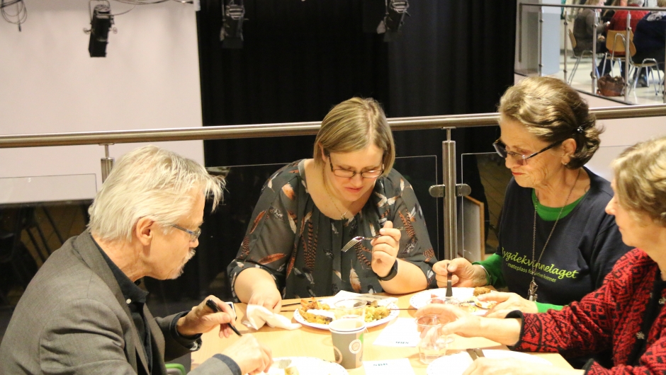 Programoversikt, mat. Sylfest,Bjørg,Astrid og Eline. Foto KS