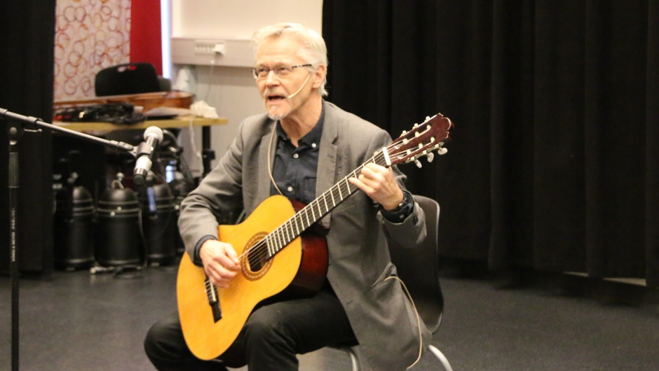 Vi fikk en stor overraskelse,synge og spille kunne han også.Foto.Bjørg