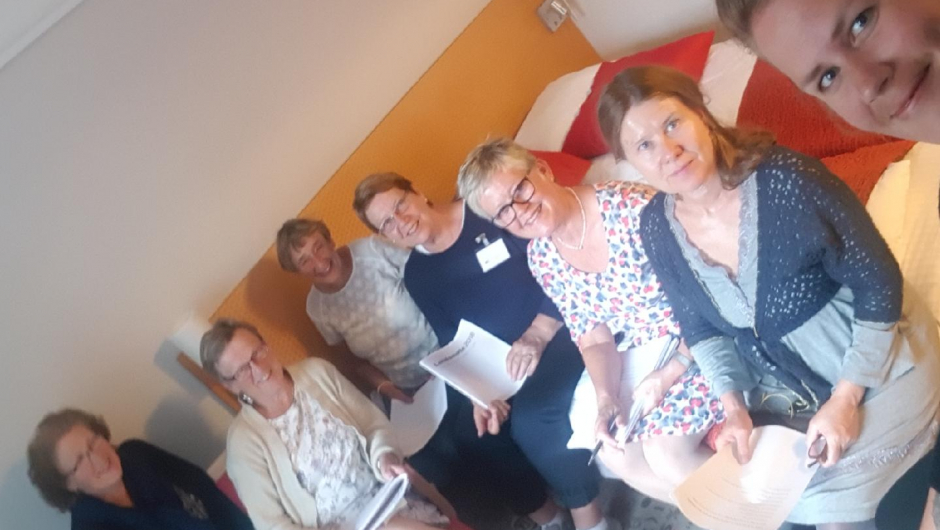 Fra venstre Liv Kristin Brattum, Ingrid Grene Henriksen,Kari Fjeldstad Luke, Marit H. Lund, Birgit Gullerud, Merete Winger og fotograf i anledningen Hanne Lersveen. Fra venstre Liv Kristin Brattum, Ingrid Grene Henriksen,Kari Fjeldstad Luke, Marit H. Lund, Birgit Gullerud, Merete Winger og fotograf i anledningen Hanne Lersveen.