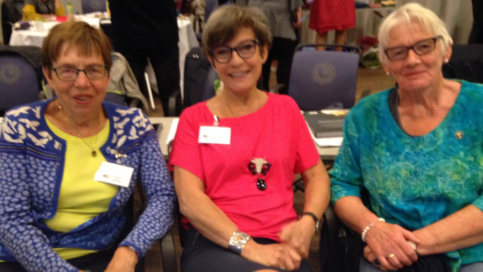 Fra venstre Marit Bjerke Tomter og Jorun Henriksen deltok som observatører, og Ellen Klynderud, æresmedlem i Norges bygdekvinnelag.Foto: Ingrid Grene Henriksen Marit Bjerke Tomter og Jorun Henriksen deltok som observatører, og Ellen Klynderud, Foto: Ingrid Grene Henriksen