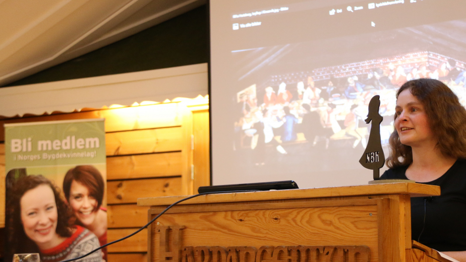 Agnete Sivertsen presenterer Hardangerskautet. foto Bjørg S