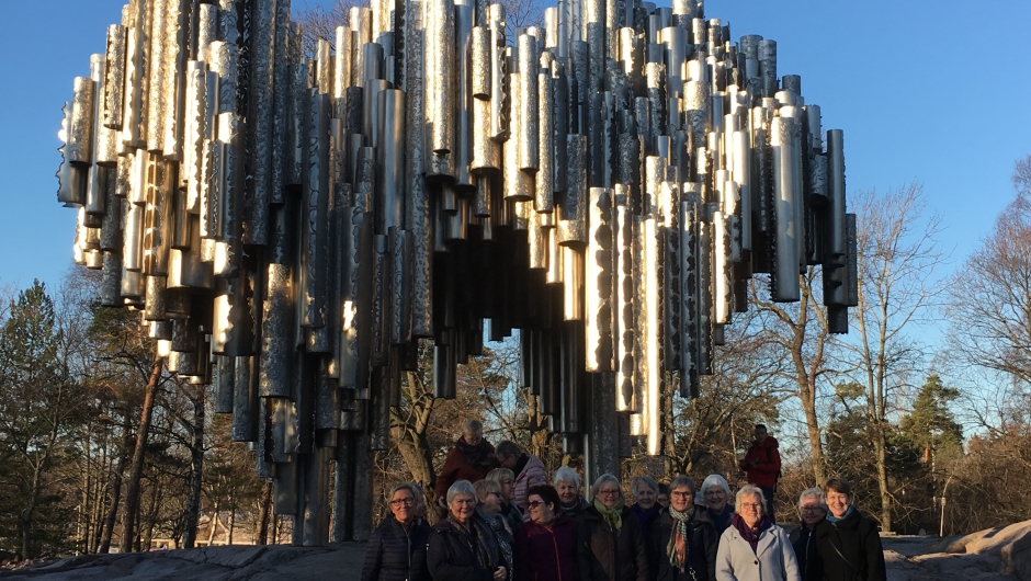 Hedmark Bygdekvinnelag på medlemstur foran Sibeliusmonument