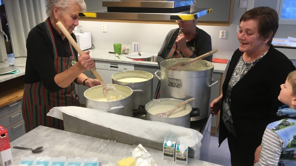 Risengrynsgrautkoking til 140 pers på skolens juleverksted Risengrynsgrautkoking til 140 pers på skolens juleverksted